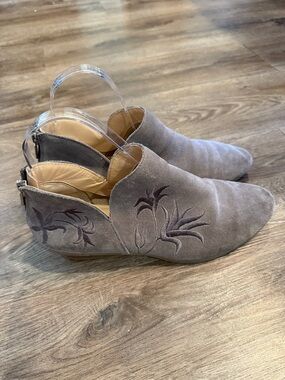 Kenneth Cole Gray Taupe Floral Embroidered Side Gig Suede Ankle Boot Size 11